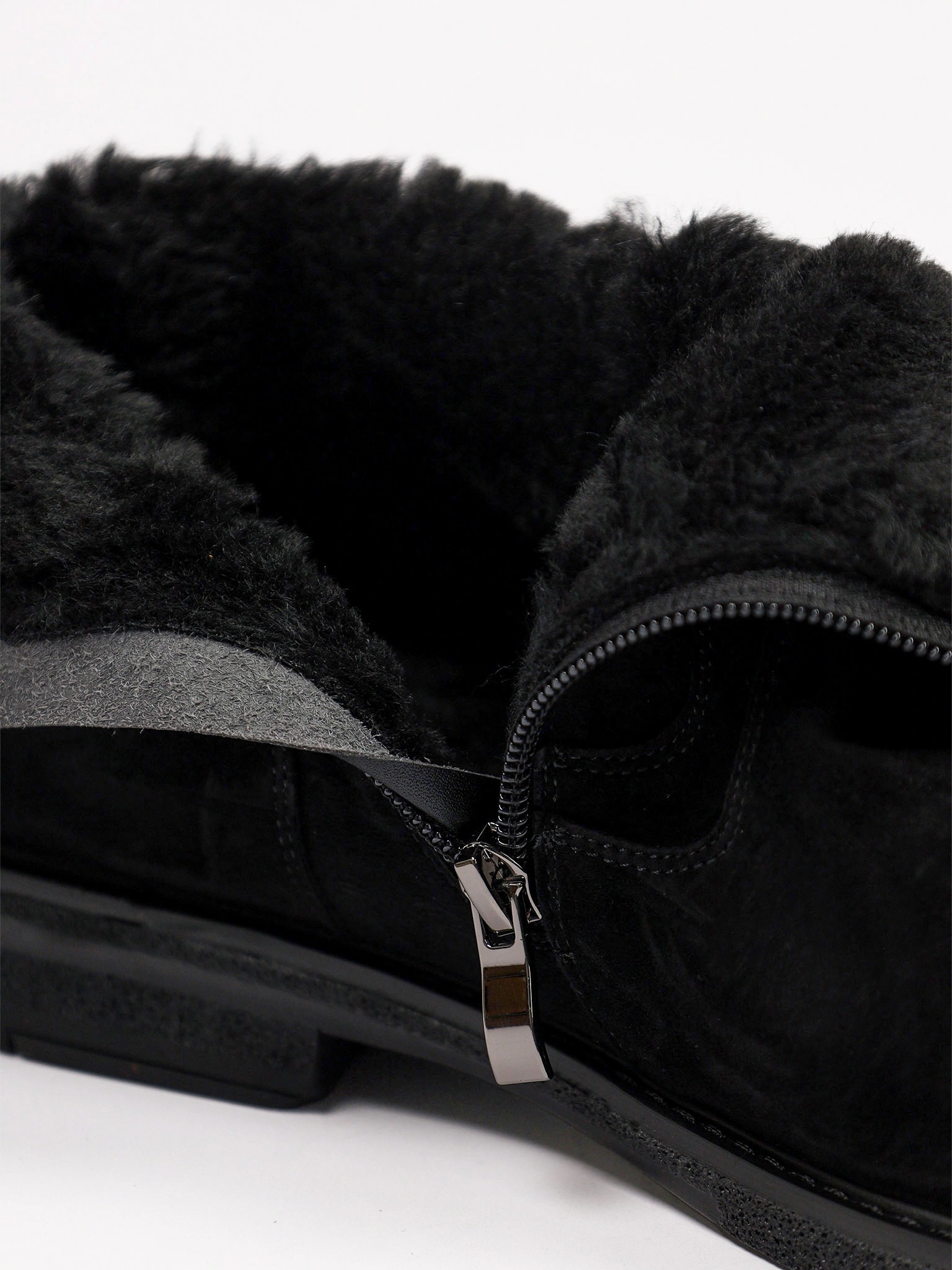 Ботинки черного цвета из натурального велюра